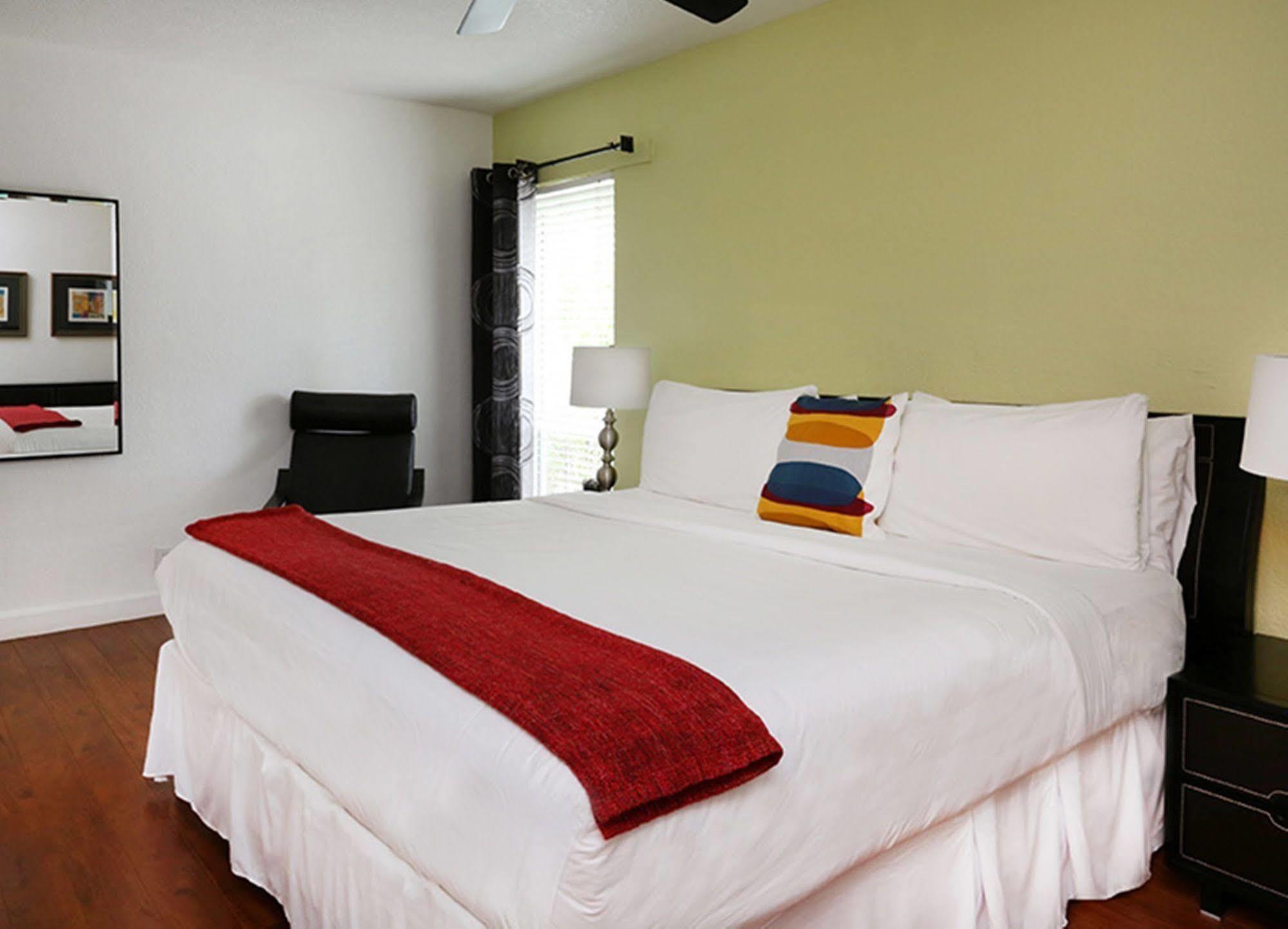The & - Gay Catering To Gay Men Resort Oakland Park