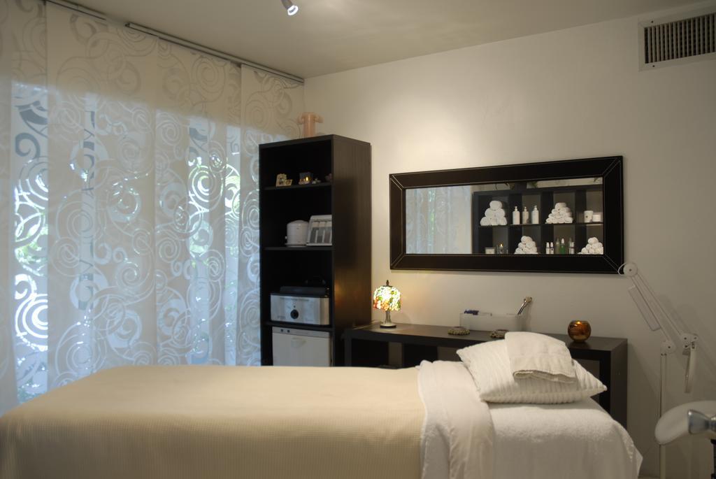 Resort The & - Gay Catering To Gay Men Oakland Park